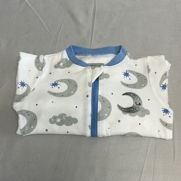 Tuffy - White and Blue Onsie sleeper with moon and cloud design - Picture 1 of 3
